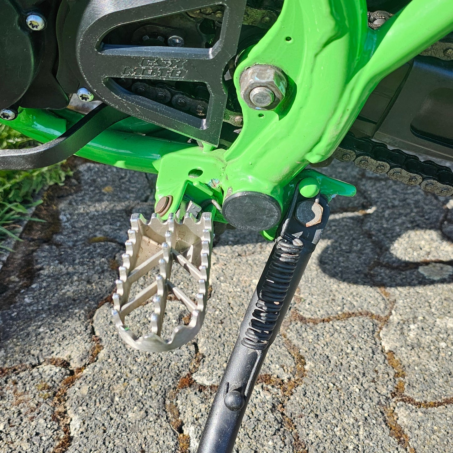 Cover cap deflection axle frame